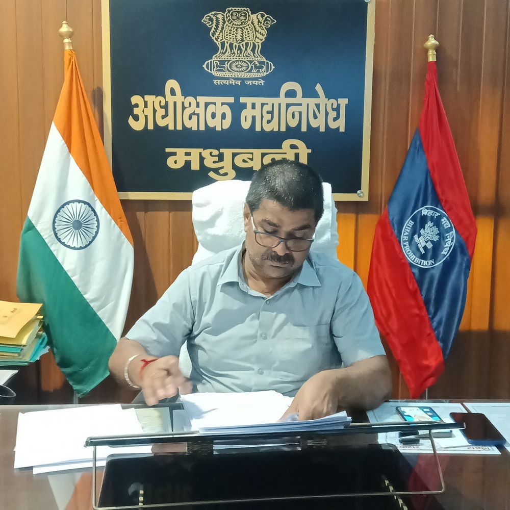 मधुबनी में उत्पाद विभाग की बड़ी कार्रवाई:95 स्थानों पर छापेमारी में 11 को गिरफ्तार किया, 405 किलो शराब घोल नष्ट किए