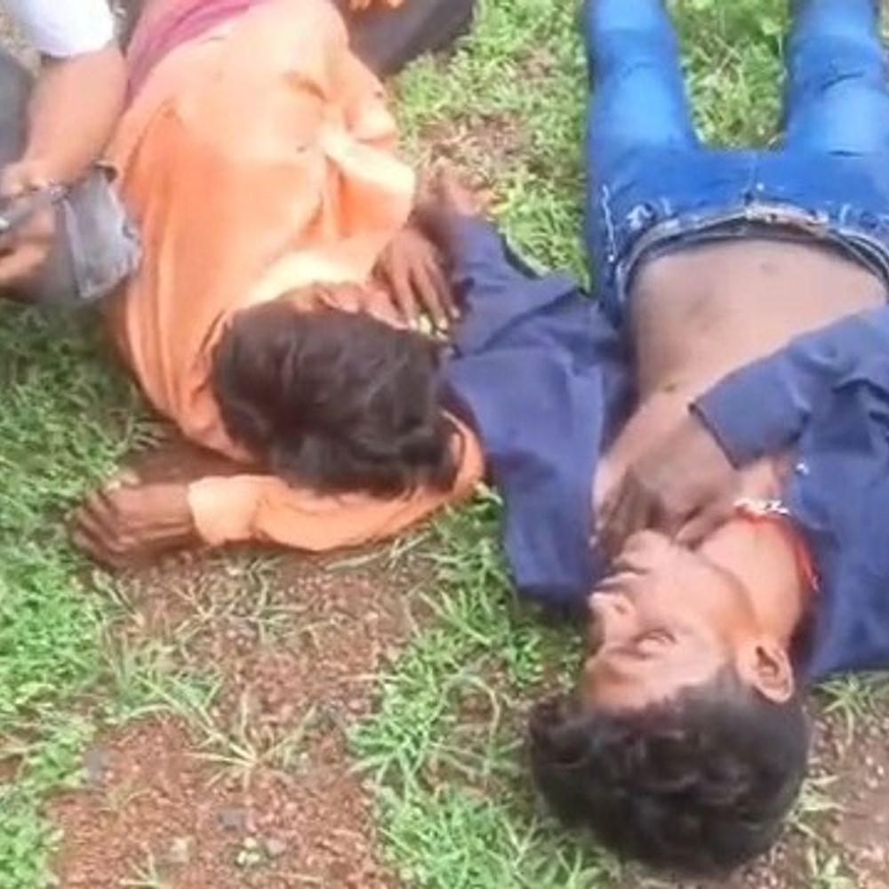 चार बाइक सवार 20 फीट गहरी खाई में गिरे:दमोह के मड़ियादो में हादसा, दो गंभीर; ग्रामीणों ने निकाला, पिकअप से अस्पताल भेजा