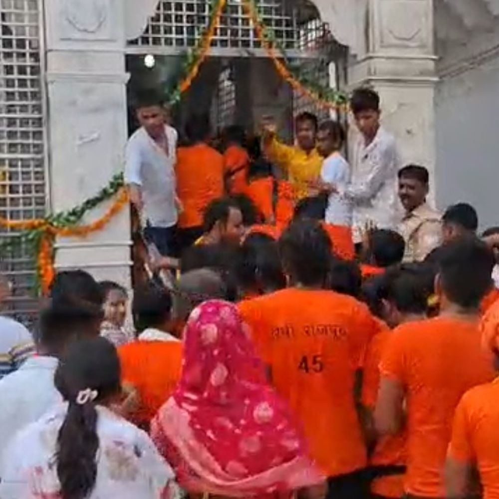 सावन के दूसरे सोमवार को देवकली धाम में भीड़:औरैया में हजारों श्रद्धालुओं ने भगवान भोलेनाथ का जलाभिषेक किया