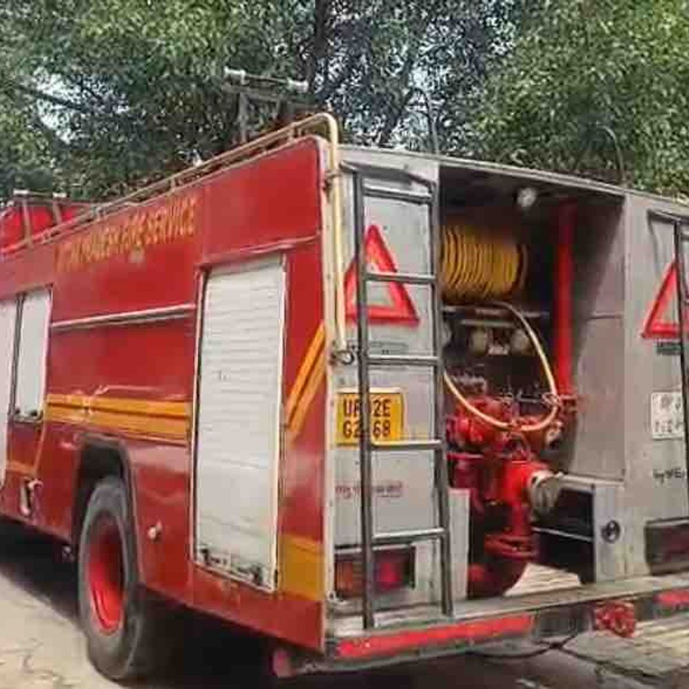गाजियाबाद विकास भवन में शॉर्ट सर्किट से लगी आग:प्रथम तल पर लगी आग पर दमकल ने काबू पाया