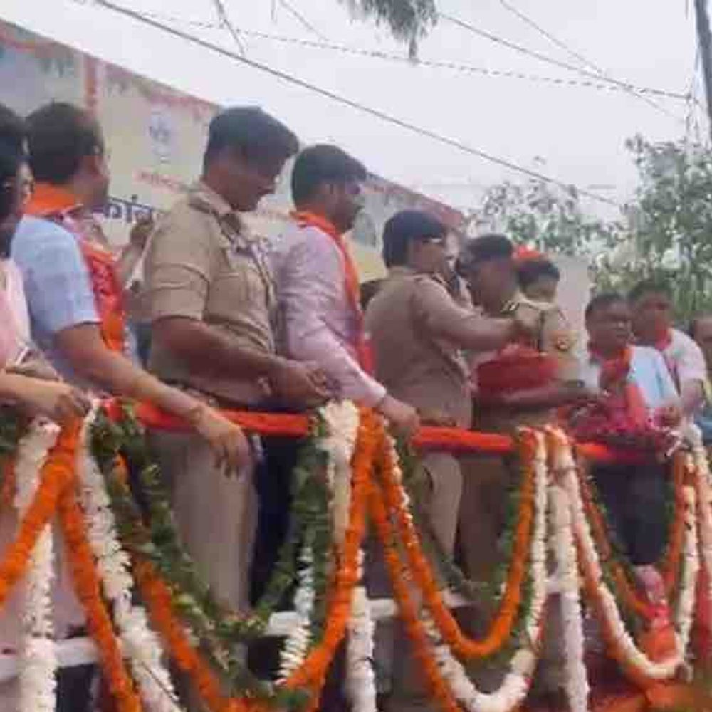 जीडीए ने एनएच-58 पर कांवड़ियों पर पहली बार की पुष्पवर्षा:अधिकारियों और विधायक ने शिवभक्तों का किया जोरदार स्वागत
