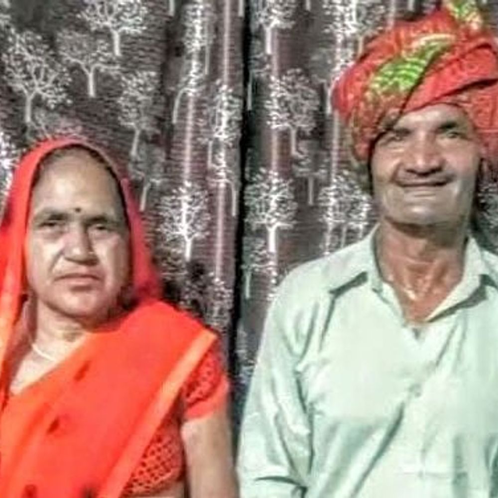 दंपती के शव पहुंचे तो नम हो गई हर आंख:फिरोजाबाद में गांव में नहीं जले चूल्हे, हाथरस से लौटते समय ट्रक ने रौंदा था
