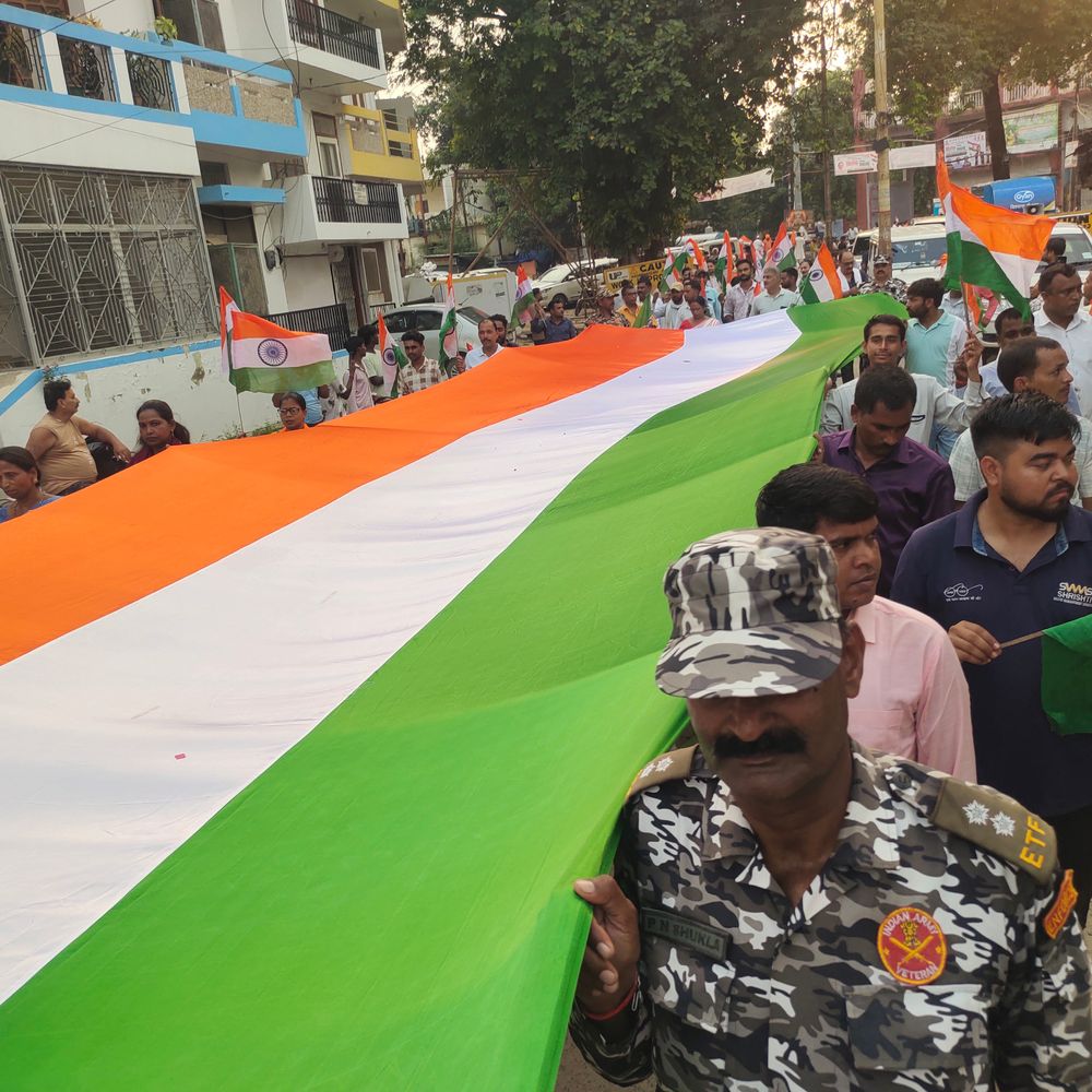 प्रयागराज में पूर्व सैनिकों ने लहराया 151 फीट लंबा तिरंगा:मेयर की अगुवाई में मीरापुर से निकली तिरंगा यात्रा, मिला जनसमर्थन