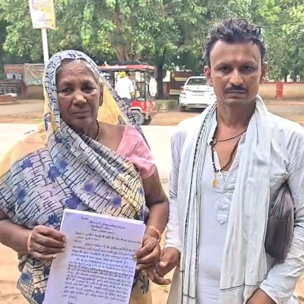 महोबा में लकवाग्रस्त मां से जमीन छीनी:इलाज भी नहीं होने दिया, वृद्धा ने बड़े बेटों पर लगाया कब्जा और मारपीट का आरोप