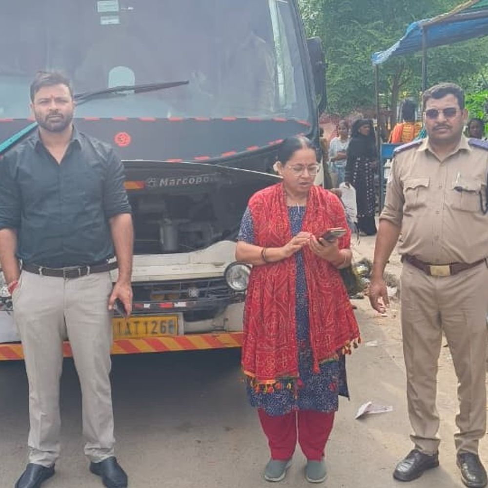 लखीमपुर में परिवहन विभाग की कार्रवाई:अवैध परिवहन पर 20 वाहन बंद, 25 का चालान