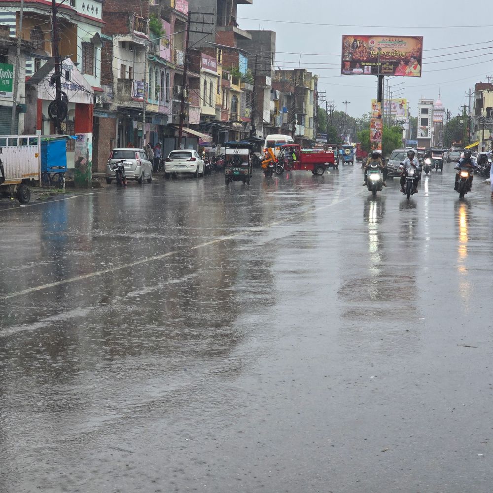 मऊ में तेज हवा के साथ बारिश:उमस और गर्मी से लोगों को मिली राहत, पानी भरने से लोगों को हुई परेशानी