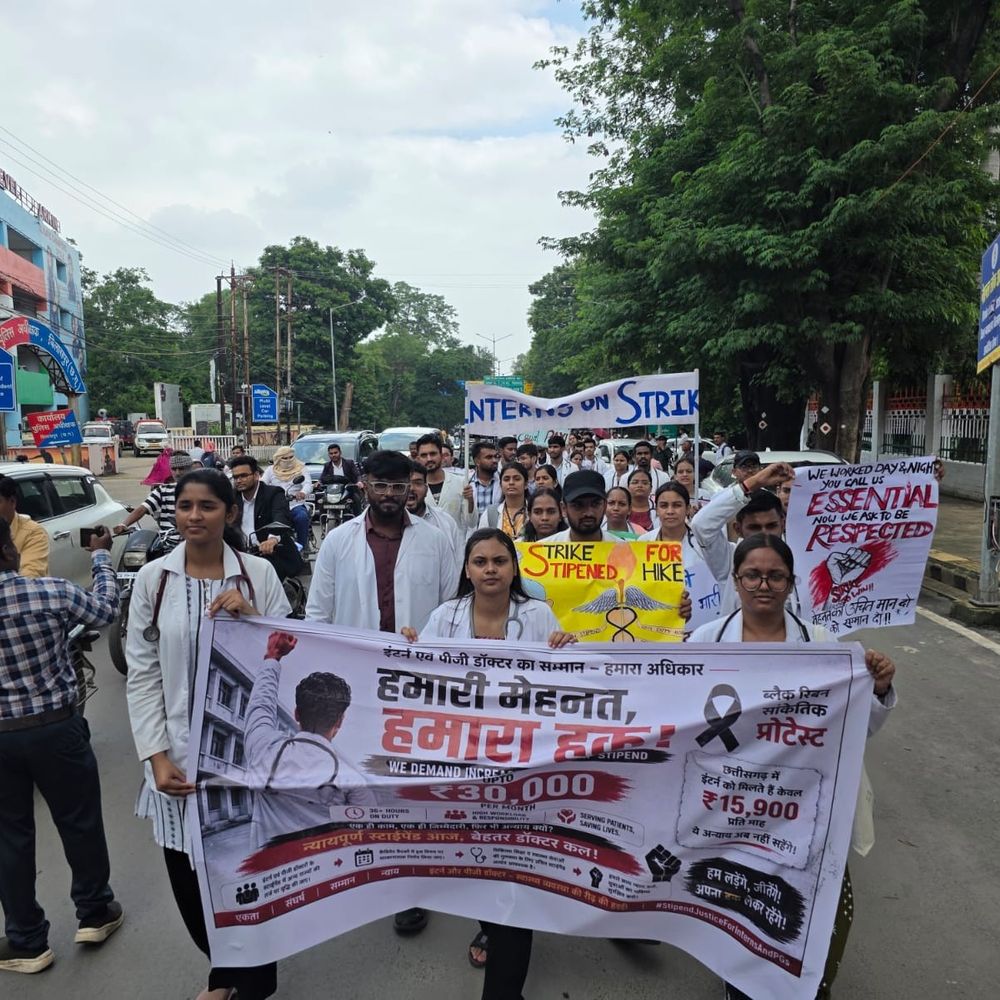 सिम्स इंटर्न डॉक्टर हड़ताल पर, स्टाइपेंड बढ़ाने की मांग:₹15,900 से ₹30 हजार करने की मांग; ओडिशा में ₹44 हजार मासिक