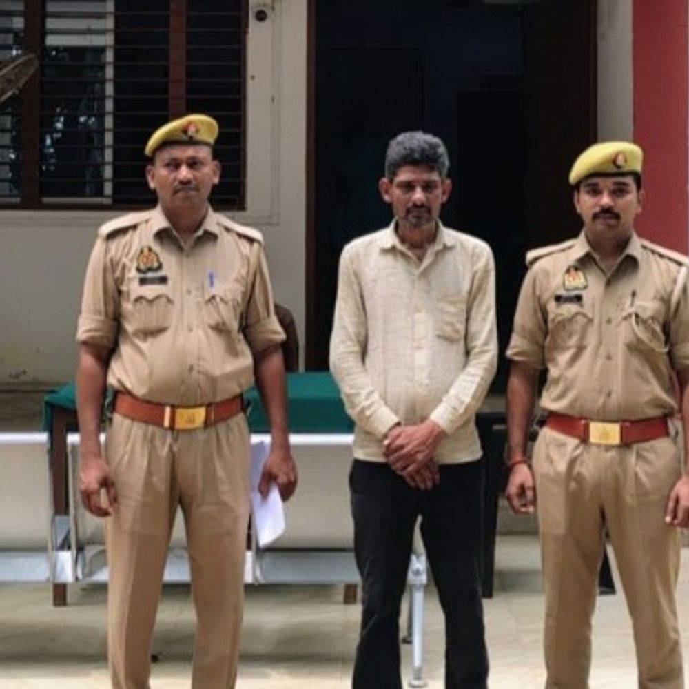 हत्या के प्रयास का फरार आरोपी गिरफ्तार:देवरिया के मईल चौराहे से पुलिस ने पकड़ा