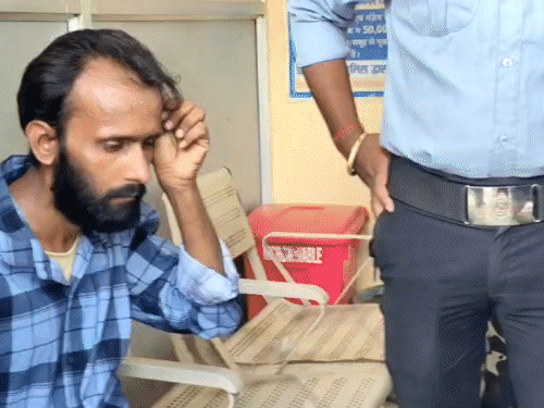 पूर्णिया मेडिकल कॉलेज से चोर रंगे हाथ गिरफ्तार:जेब से स्मैक बरामद, नशे की खुराक खरीदने के लिए करता था चोरी