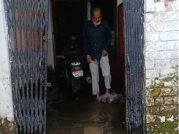 
                 MP में बारिश...घरों में सांप घुसे, आधी डूब गईं कारें:भोपाल में 1000 से ज्यादा घरों में 5 फीट तक भरा; देखिए भारी बारिश से हालत 
            