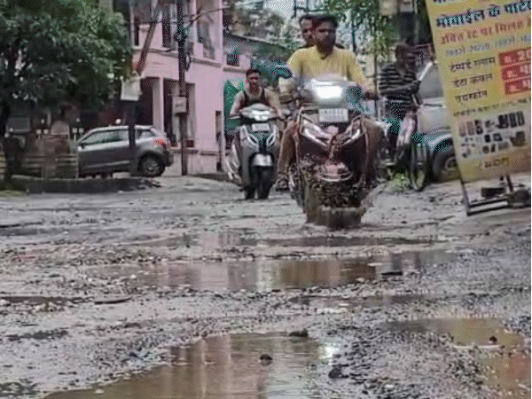 
                 ₹154 करोड़ के ब्रिज से झांकने लगे सरिए, VIDEO:भोपाल के डॉ. अंबेडकर ब्रिज से उखड़ा डामर; कई सड़कें छलनी हो गई 
            