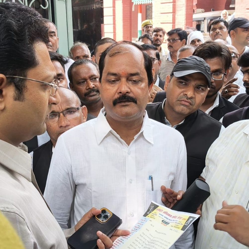 जौनपुर में अधिवक्ताओं ने न्यायिक कार्य का बहिष्कार किया:फर्जी मुकदमे के विरोध में डीएम से मिले, लाइन बाजार SHO पर कार्रवाई की मांग