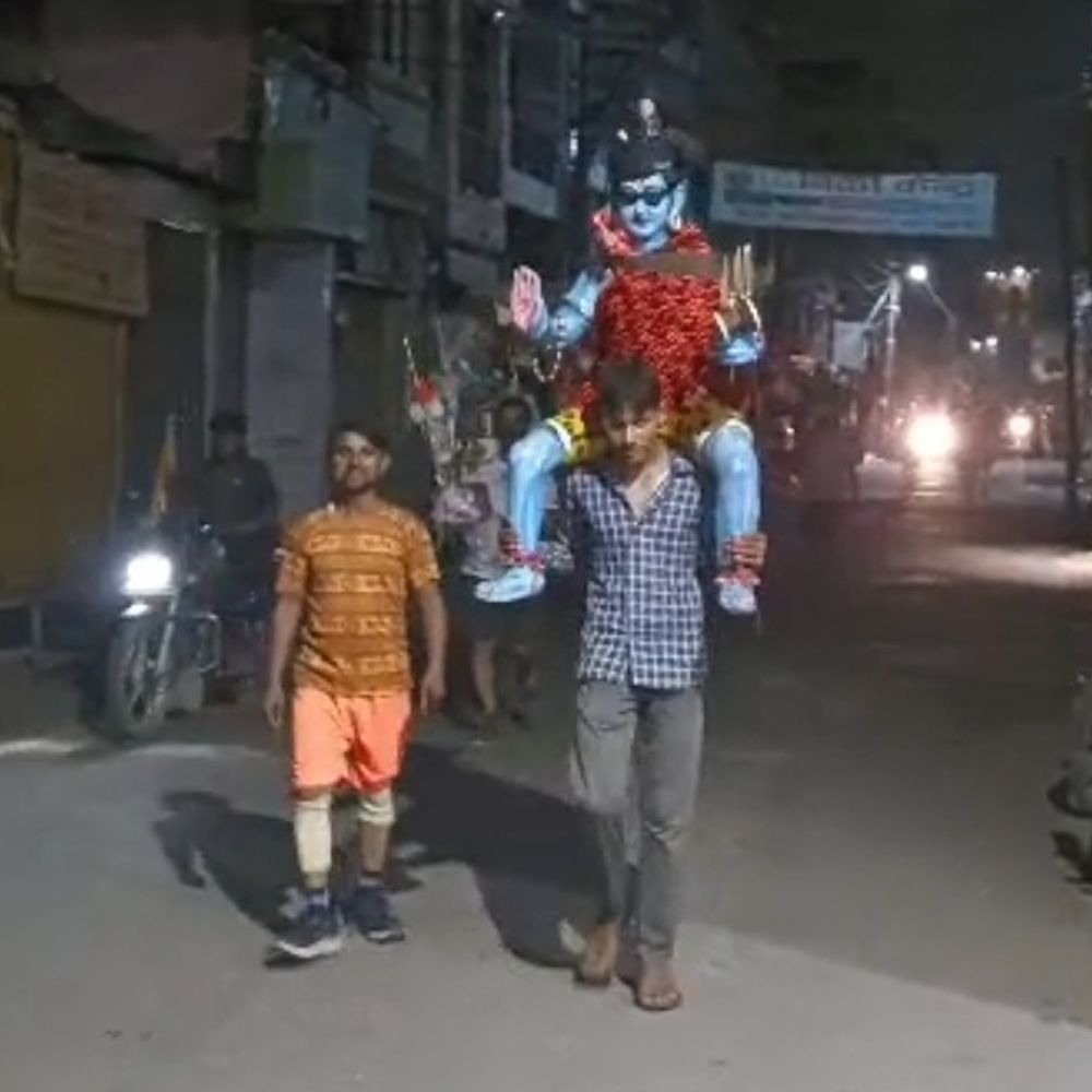 शिवभक्त कंधे पर शिव प्रतिमा लेकर निकला:कासगंज से बटेश्वर तक अनोखी कांवड़ यात्रा, गंगाजल भी साथ