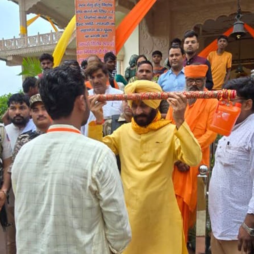 मनिंदरजीत सिंह बिट्टा ने पुरा महादेव मंदिर में किया जलाभिषेक:बागपत में देश के जवानों की सलामती के लिए प्रार्थना की