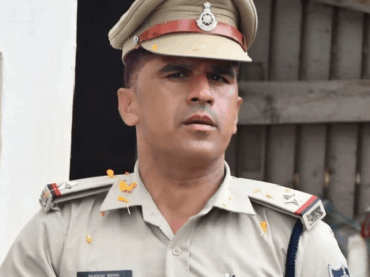 
                 ट्रेन से गिरे युवक...बचाने में ASI ने हाथ गंवाया:कुएं में गिरी वैन 4 जिंदगियां बचाकर मनोहर ने दी जान, ऐसी हस्तियां 15 अगस्त पर होंगी सम्मानित 
            