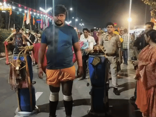 मेरठ में नीले ड्रम वाली कांवड़:4 ड्रम में 251 लीटर गंगाजल लेकर आया युवक