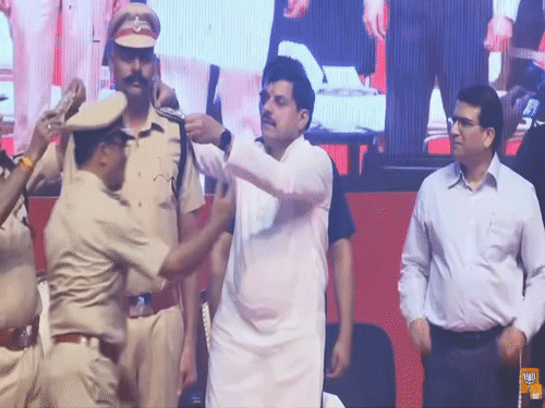
                 एमपी में बनेंगी राज्य औद्योगिक सुरक्षा बल की तीन बटालियन:सीएम ने किया ऐलान; बैगा, भारिया, सहरिया की अलग कंपनियां बनेंगी 
            