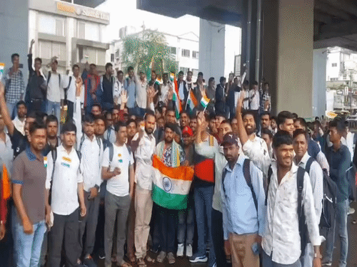 
                 लोकल यूथ सर्वेयरों ने घेरा भू संसाधन आयुक्त दफ्तर:प्रदर्शन के बाद पसीजे अफसर, आईडी चालू करने, रोटेशन बंद करने का फैसला 
            