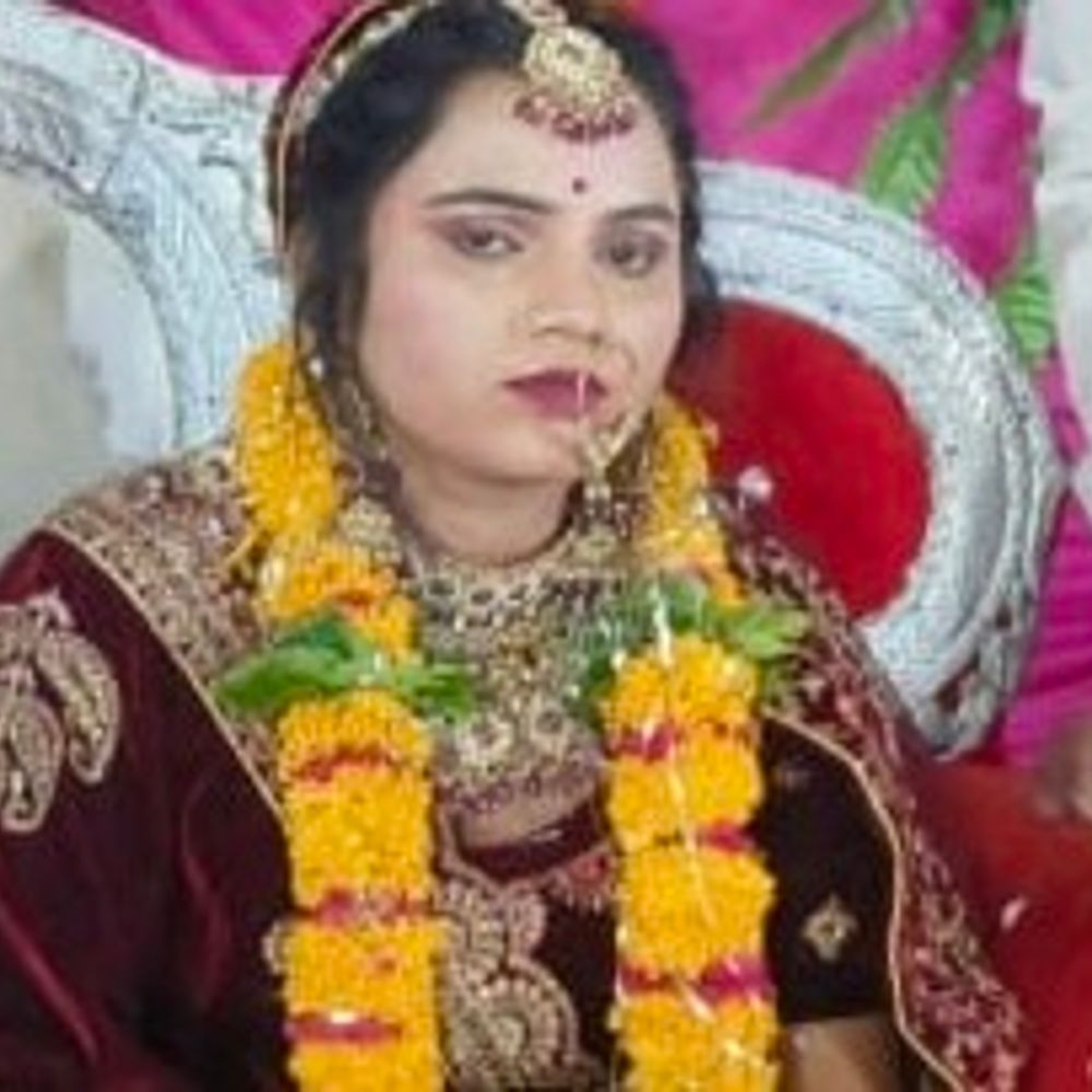 ललितपुर में ट्रक ने बाइक सवार दंपति को कुचला:पत्नी की मौके पर मौत, पति घायल; इलाज के लिए आ रहे थे