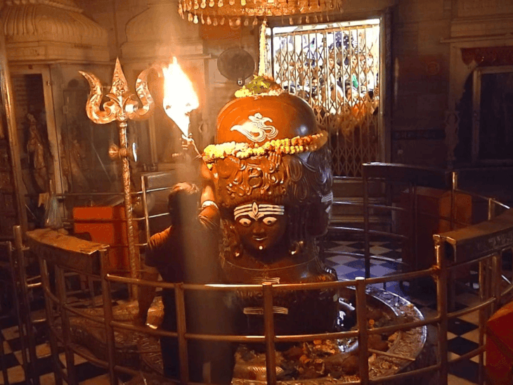 
                 पशुपतिनाथ में काशी-महाकाल की तर्ज पर दीप ज्योति आरती शुरू:सावन में रविवार-सोमवार रात गर्भगृह की लाइटें बंद, सिर्फ दीपों की रोशनी में आरती 
            