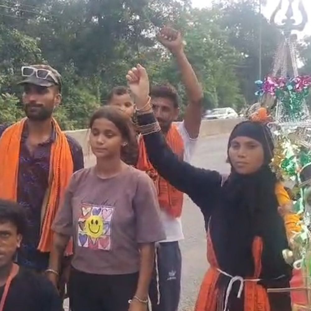 बुर्का पहनकर कांवड़ यात्रा पर निकलीं उज्मा खान:बुलंदशहर में दिखी सांप्रदायिक सौहार्द की अनूठी मिसाल, 'छोटी काशी' से गंगाजल लिया