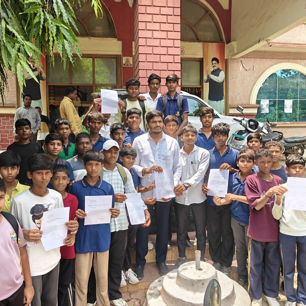 धमतरी में जर्जर सड़क से छात्र परेशान:निगम दफ्तर पहुंचकर महापौर से की मरम्मत की मांग, 2 महीने में बनाने का मिला आश्वासन