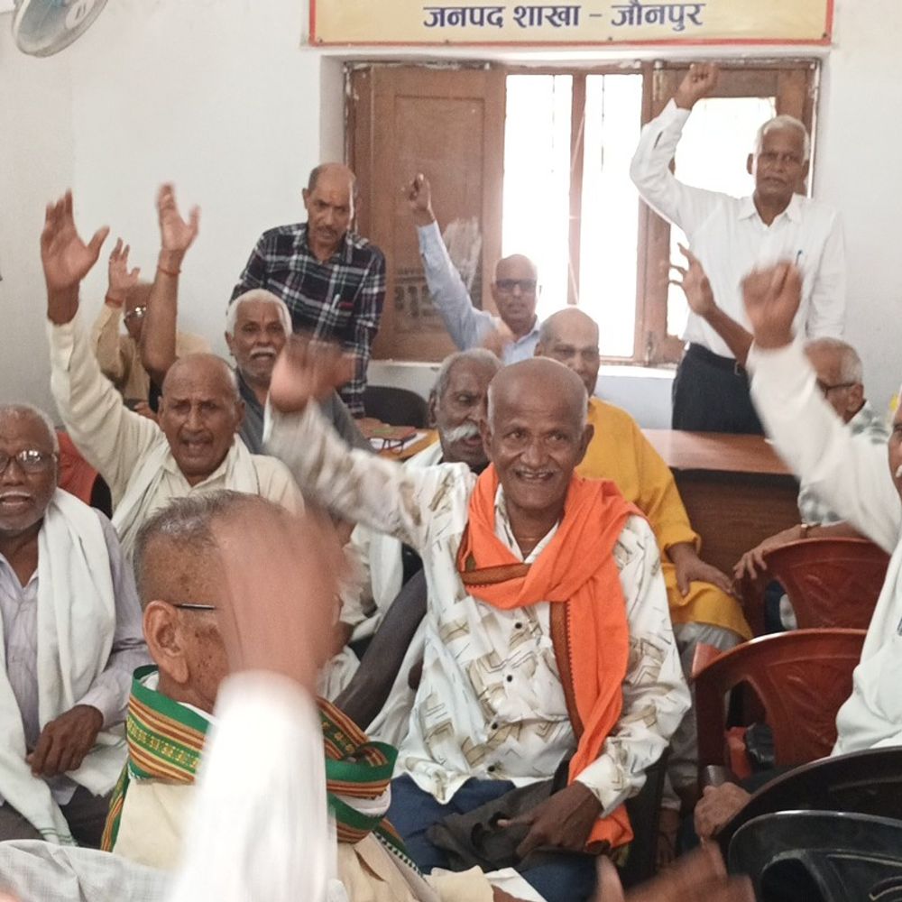 जौनपुर में पेंशनर्स एसोसिएशन की बैठक:केंद्र सरकार के खिलाफ हस्ताक्षर अभियान जारी, PMO को भेजी याचिका