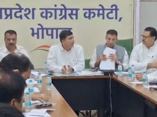 
                 दतिया में जीत के बाद कांग्रेस की PAC मीटिंग:पहली बार शामिल होंगे नकुल नाथ, जीतू, दिग्विजय, सिंघार सहित 25 नेताओं को बुलाया 
            