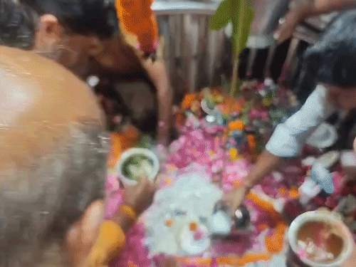 सावन का दूसरा सोमवार:कानपुर के शिवालयों में भक्तों की भीड़ उमड़ी, आनंदेश्वर में सुबह 6 बजे तक 25 हजार श्रद्धालुओं ने किए दर्शन