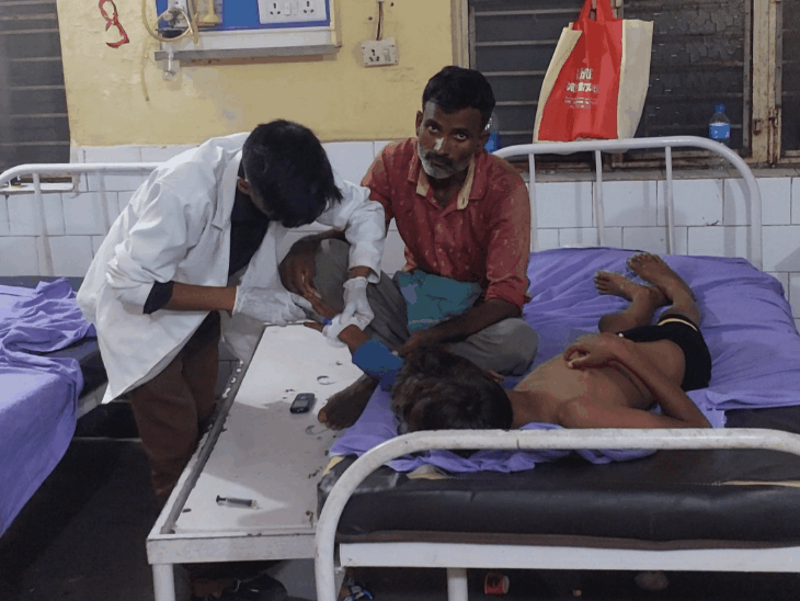 4 सेकेंड में सड़क पर बिछ गए 8 लोग:बदायूं में हाइटेंशन लाइन में छुआ DJ, झुलसा बच्चा बोला- होश आया तो अस्पताल में था, युवक की जान गई