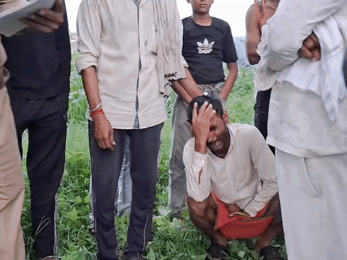 घर से 100 मीटर दूर पेड़ पर लटका मिला युवक:झांसी में मंदिर जाने की बात कहकर निकला था, फांसी लगाकर जान दी