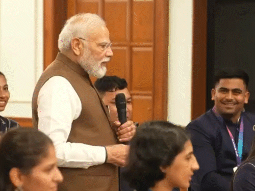 
                 मोदी बोले- मीराबाई के हर आंसू से गोल्ड मेडल टपका:हरियाणा की सीमा बोली- दोस्त कहते थे पीएम से मिली क्या, अब कहूंगी कि मिली हूं 
            