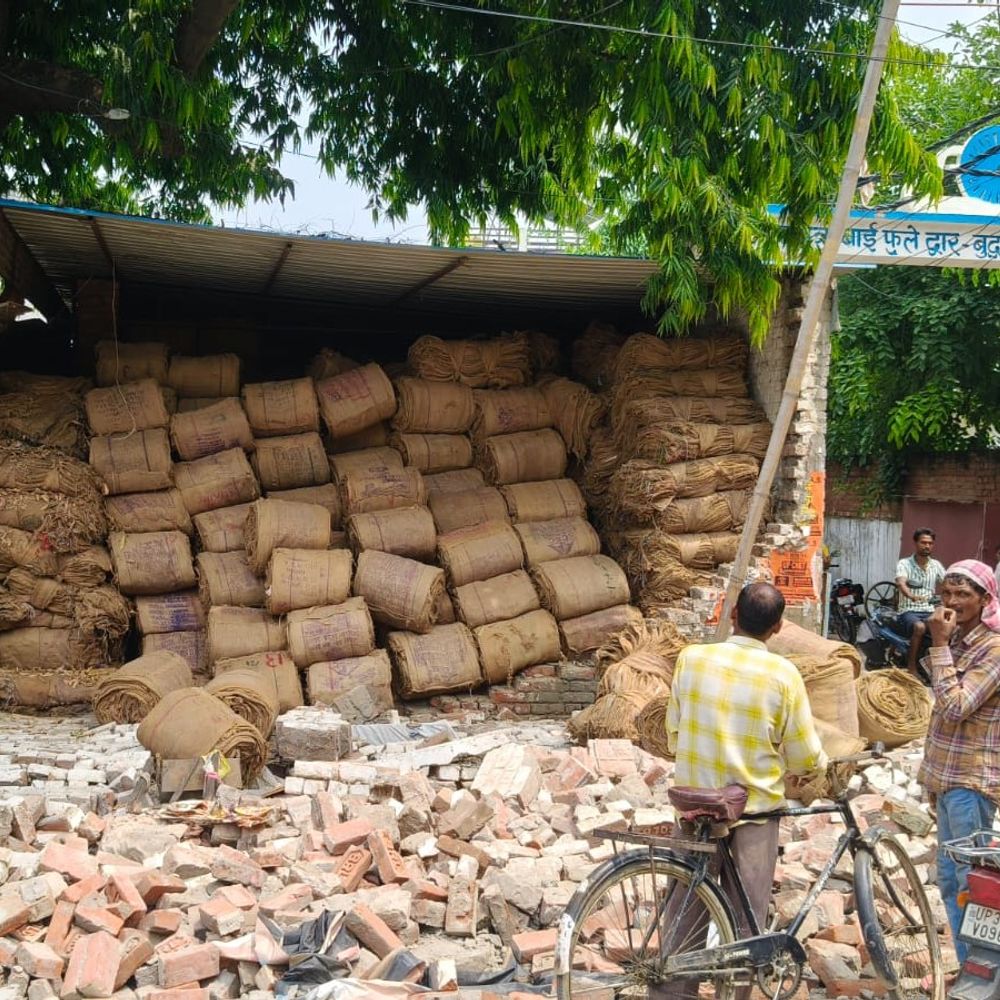 चिनहट में गोदाम की दीवार गिरी:नाई समेत दो घायल, लोहिया अस्पताल रेफर; बाइक क्षतिग्रस्त