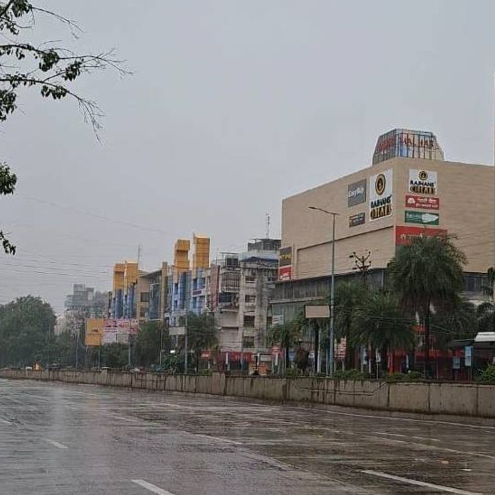 
                 इंदौर में आधी रात से रिमझिम बारिश:सुबह तक 4.5 मिमी पानी गिरा, मौसम में घुली ठंडक; दोपहर बाद तेज बारिश के आसार 
            