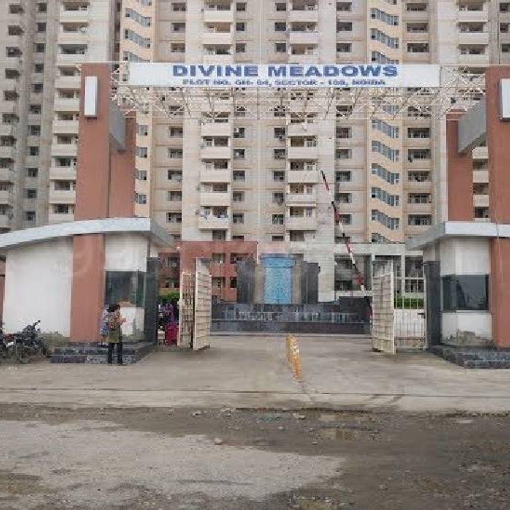नोएडा में 16वीं मंजिल से कूदी महिला:जुलाई में हुई थी शादी, कई दिनों से डिप्रेशन में थी, मायके वालों ने लगाया हत्या का आरोप