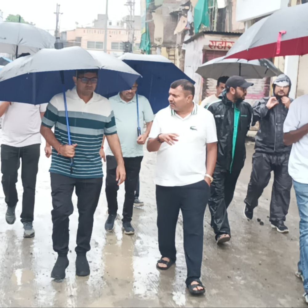 
                 इंदौर में मास्टर प्लान सड़क का काम धीमा:सीवरेज-जलप्रदाय लाइन बनी बाधा, आयुक्त ने काम तेज करने के दिए निर्देश 
            