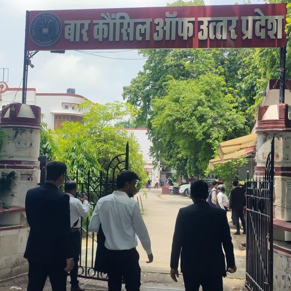 फर्जी लॉ डिग्री पर वकालत, यूपी में एक्शन शुरू:हाईकोर्ट, जिला अदालतों के 105 वकील फर्जी पाए गए, अब तक 35 FIR