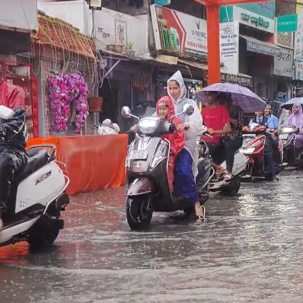 
                 सैलाना के केदारेश्वर मंदिर का बहा झरना:रतलाम में सड़कों पर भरा पानी; आंधी तूफान के साथ तेज बारिश का अलर्ट 
            