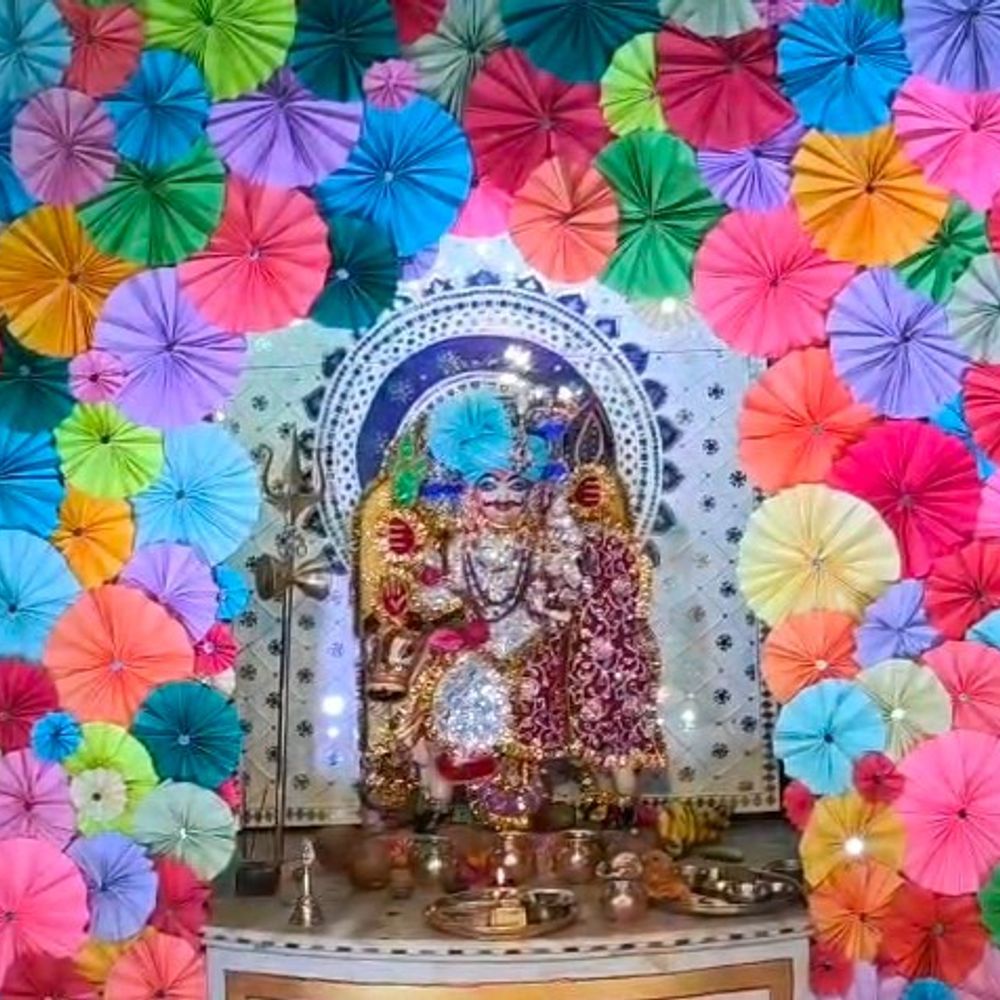 
                 रतलाम में गढ़कैलाश भगवान का किया आकर्षक श्रृंगार:मौजीशंकर महादेव की शाही सवारी में होगा हरि-हर मिलन 
            