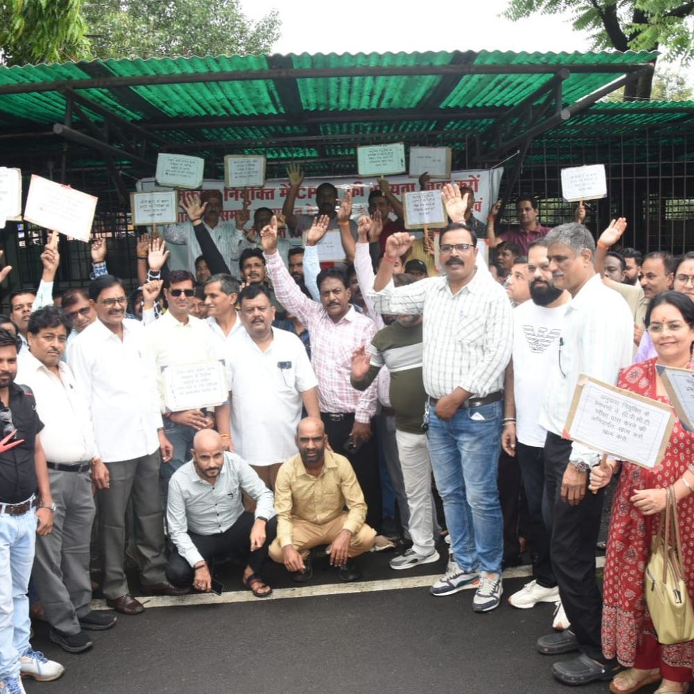 
                 सीपीसीटी और समान कार्य वेतन की मांग को लेकर प्रदर्शन:मंत्रालय के सामने मुंडन कराकर विरोध जताया नौकरी से निकाले गए कर्मचारियों ने 
            