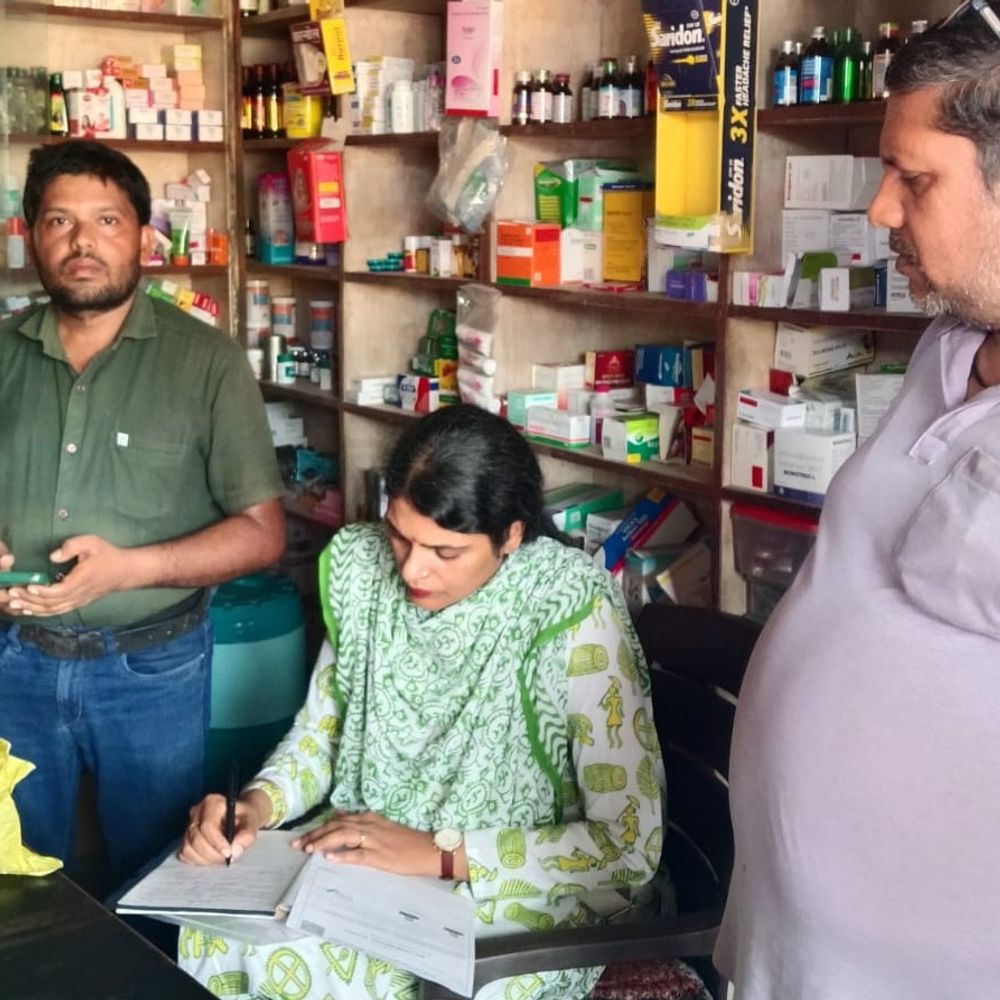 भिंड में मेडिकल स्टोर्स पर पहुंचे ड्रग्स इंस्पेक्टर:तीन स्टोर से लिए दवाओं के सैंपल, एक बंद कराया;कई दवा व्यापारी दुकान बंद कर भागे