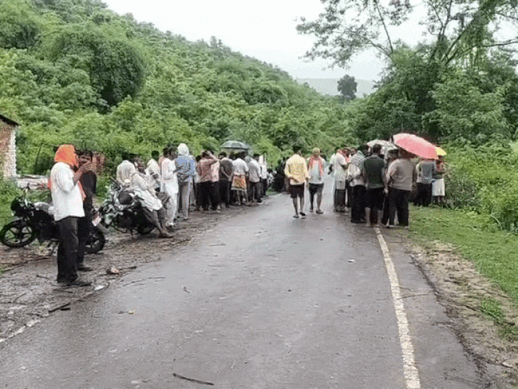 जबलपुर के कोनी कलां में सड़क किनारे अंतिम संस्कार:ग्रामीणों ने कहा- मुक्तिधाम के लिए जमीन नहीं; SDM बोले- जल्द मिलेगी