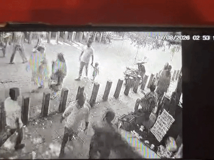 ताजमहल पर तेज रफ्तार बाइक ने पर्यटक को उड़ाया; VIDEO:पूर्वी गेट पर परिवार को मारी टक्कर, बच्चे-युवक घायल, CCTV में कैद
