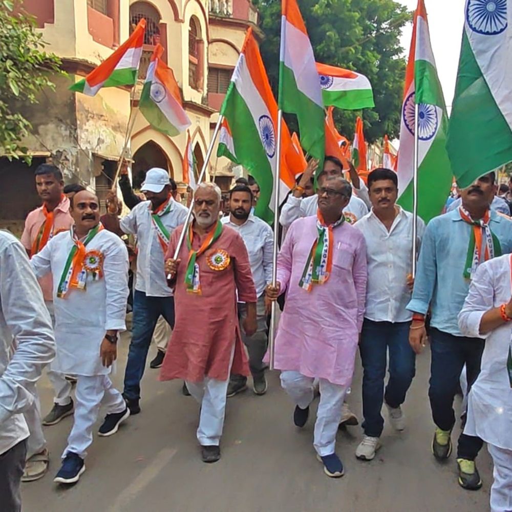 जौनपुर में तिरंगा यात्रा:पॉलीटेक्निक चौराहे से कलेक्ट्रेट तक निकली यात्रा, देशभक्ति के नारों से गूंजा शहर