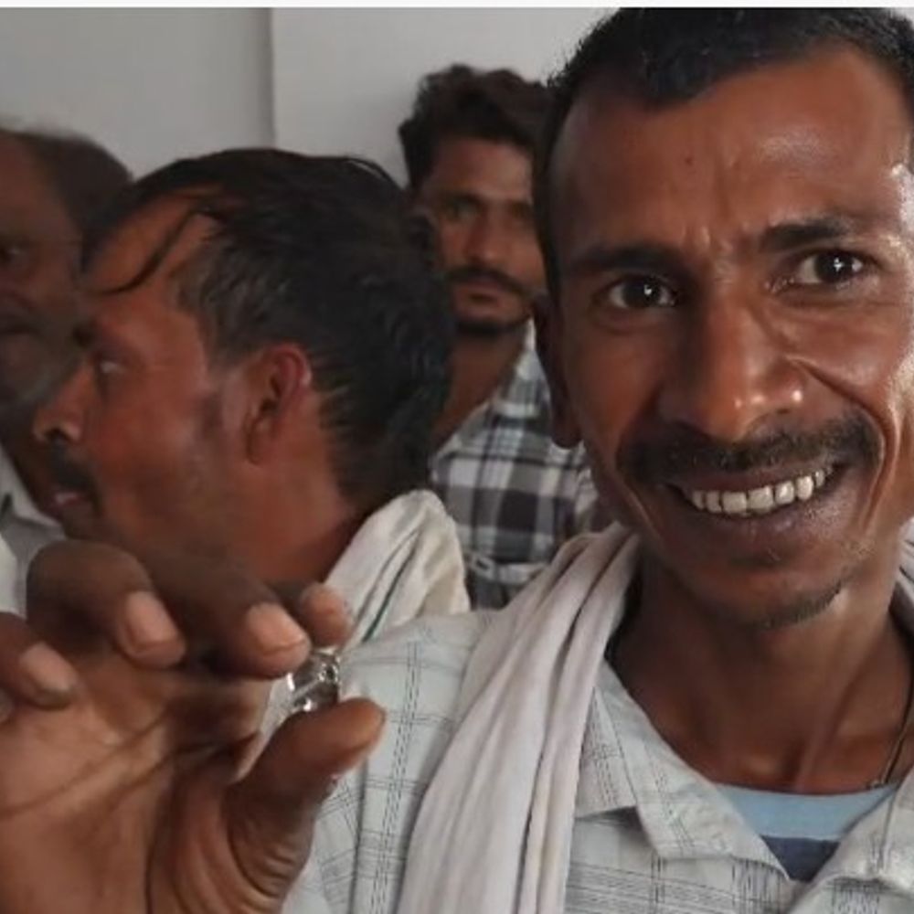 पन्ना में 3 दोस्तों को मिला 50 लाख का हीरा:शादी नहीं होने पर मिलकर लगाई थी खादान; बारिश के बाद चमकती दिखी 'जेम क्वालिटी' हीरा
