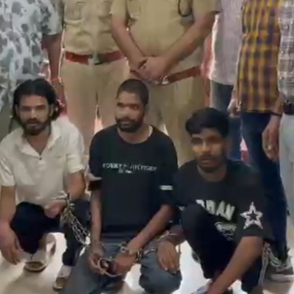 सागर में पकड़ी अवैध हथियार बनाने की फैक्ट्री:घर में सीढ़ियों के नीचे बनाते थे हथियार, 3 बंदूक, कारतूस के साथ तीन आरोपी गिरफ्तार