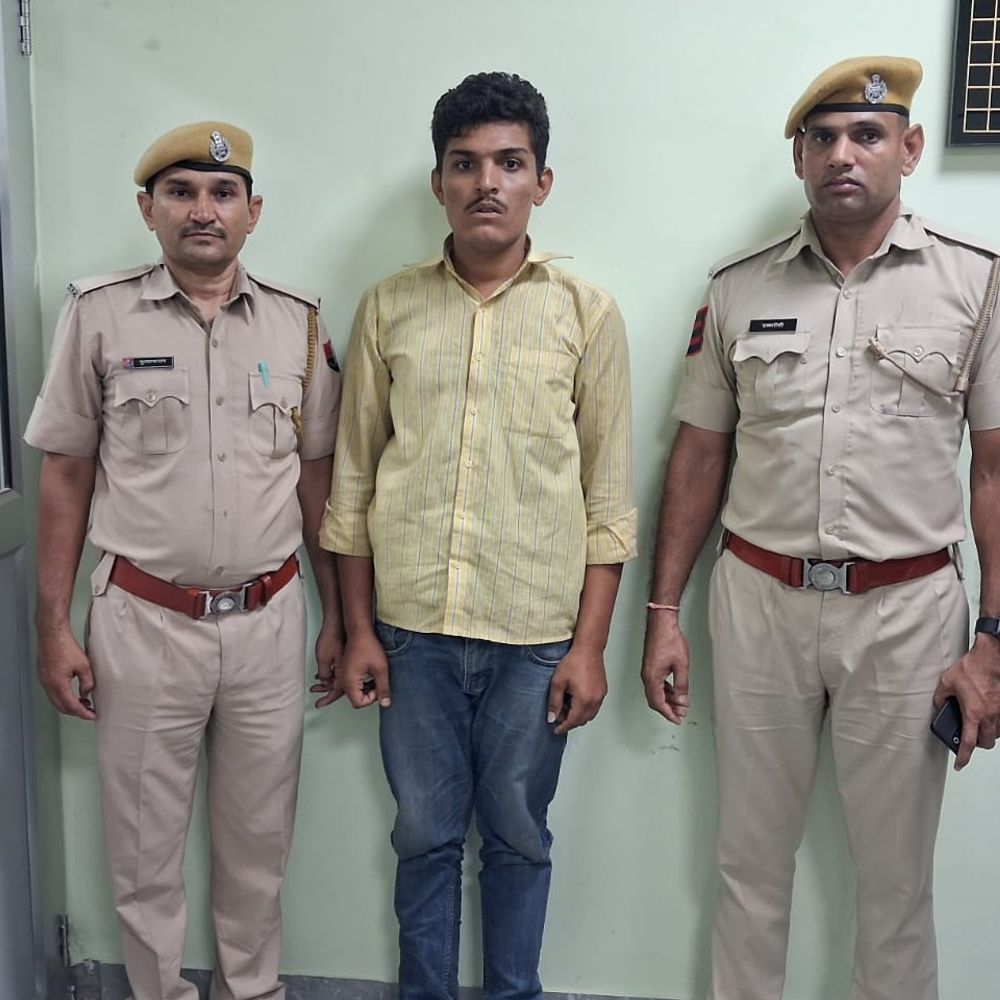 चलती ट्रेन से महिला का पर्स खींचने वाला गिरफ्तार:मोबाइल-ज्वेलरी किए थे चोरी, एक साल से फरार था आरोपी; पहले से कई केस दर्ज