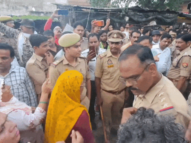 झांसी में बुलडोजर के आगे लेट गए सब्जी वाले:बोले-जान दे देंगे, दुकानें नहीं तोड़ने देंगे, 2 दिन का अल्टीमेटम देकर लौटी टीम