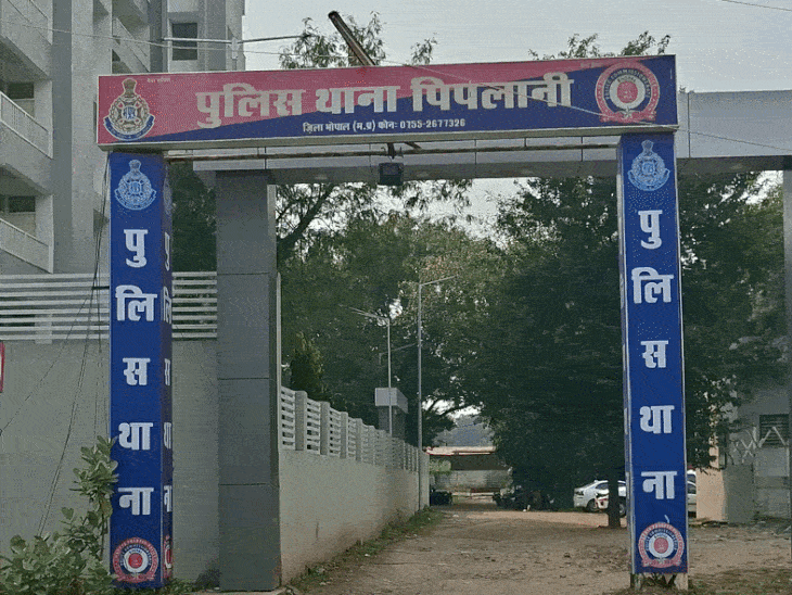 
                 होटल में युवक-युवती से पुलिसकर्मी बनकर वसूले 70 हजार:भोपाल पुलिस को हनीट्रैप जैसी साजिश की आशंका, केस में फंसाने की धमकी देकर रुपए ऐंठे 
            