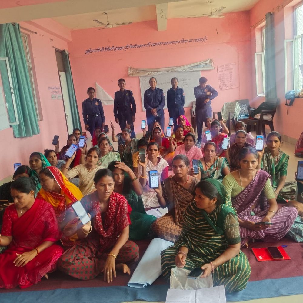 प्रतापगढ़ में महिलाओं को राजकॉप सिटीजन ऐप की दी जानकारी:साइबर फ्रॉड से लेकर महिला-बाल सुरक्षा तक हेल्पलाइन नंबर बताए